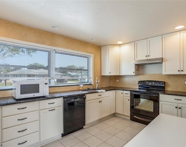 806 Entrada Drive N - Photo Thumbnail 9