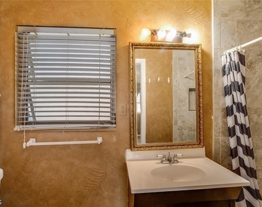 806 Entrada Drive N - Photo Thumbnail 14