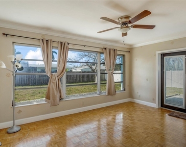 806 Entrada Drive N - Photo Thumbnail 3