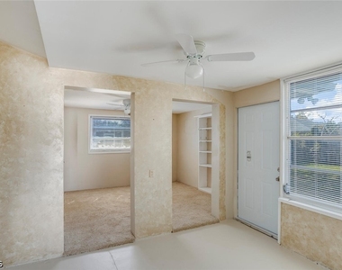 806 Entrada Drive N - Photo Thumbnail 12