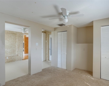 806 Entrada Drive N - Photo Thumbnail 13