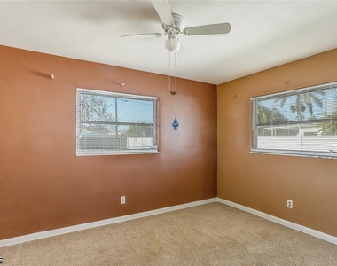 806 Entrada Drive N - Photo Thumbnail 10