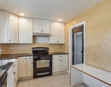 806 Entrada Drive N - Photo Thumbnail 8