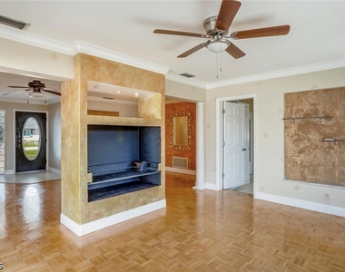 806 Entrada Drive N - Photo Thumbnail 4