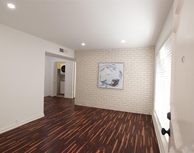 2101 Fountain View Drive - Photo Thumbnail 3