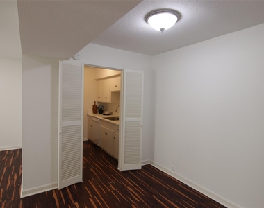 2101 Fountain View Drive - Photo Thumbnail 7