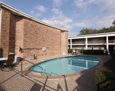 2101 Fountain View Drive - Photo Thumbnail 16