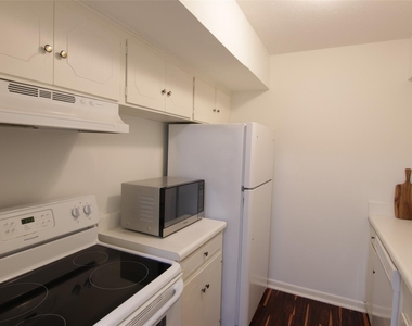 2101 Fountain View Drive - Photo Thumbnail 10