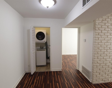2101 Fountain View Drive - Photo Thumbnail 14