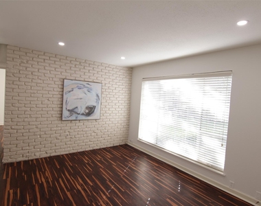 2101 Fountain View Drive - Photo Thumbnail 4