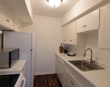 2101 Fountain View Drive - Photo Thumbnail 8
