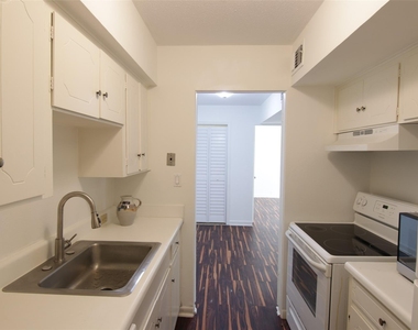 2101 Fountain View Drive - Photo Thumbnail 9