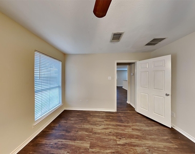 2219 Shady Pine Drive - Photo Thumbnail 7