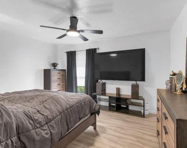 10007 Kirkbluff Drive - Photo Thumbnail 5
