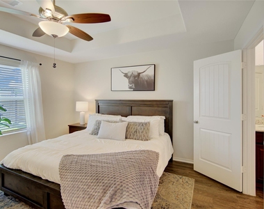 14032 Amelia Drive - Photo Thumbnail 4