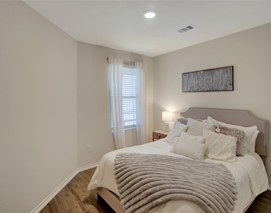 14032 Amelia Drive - Photo Thumbnail 7