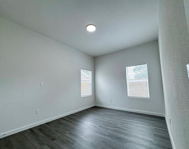 328 Clearwater St - Photo Thumbnail 7