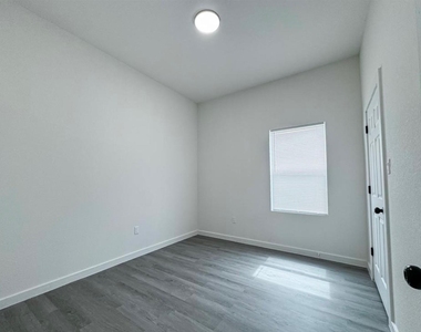 328 Clearwater St - Photo Thumbnail 5