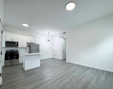 328 Clearwater St - Photo Thumbnail 2