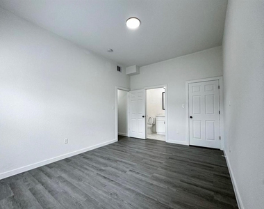 328 Clearwater St - Photo Thumbnail 8