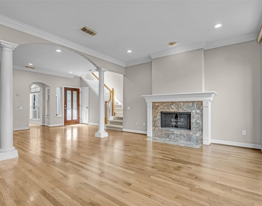 4916 Travis Street - Photo Thumbnail 7