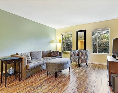 361 N Post Oak Lane - Photo Thumbnail 3