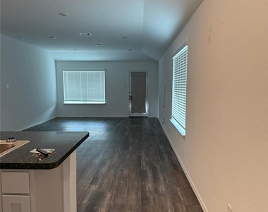 6007 Diamond Vista Court - Photo Thumbnail 4