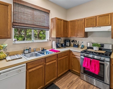 2401 Silvermoss Drive - Photo Thumbnail 17