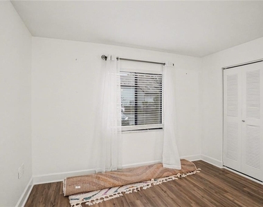 9802 Lombard Court - Photo Thumbnail 17