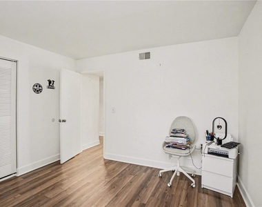 9802 Lombard Court - Photo Thumbnail 16