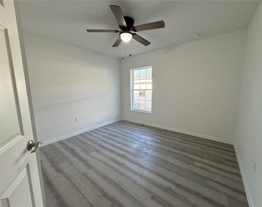1112 Eden Drive - Photo Thumbnail 8