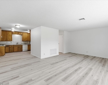 210 Greenbriar Townhouse Way - Photo Thumbnail 3