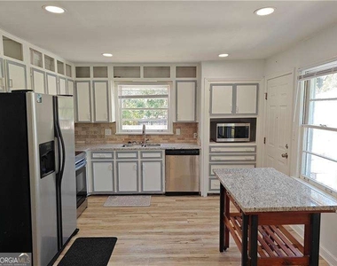 810 Wesleyan Drive - Photo Thumbnail 2