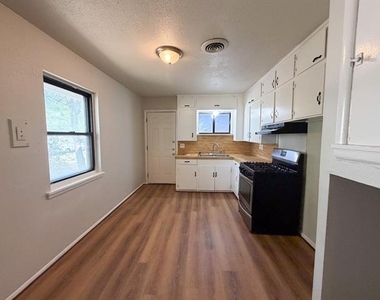 118 Brazos Street - Photo Thumbnail 7