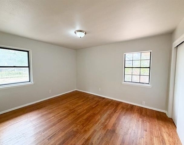118 Brazos Street - Photo Thumbnail 11