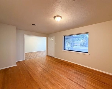 118 Brazos Street - Photo Thumbnail 3