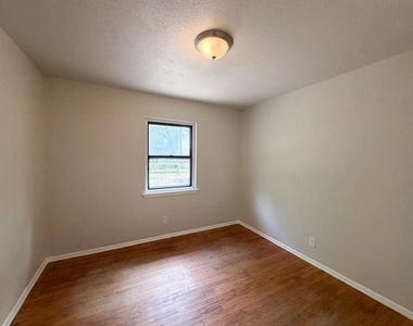 118 Brazos Street - Photo Thumbnail 12
