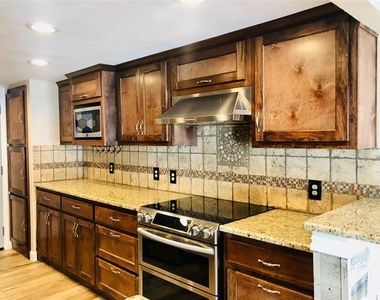 3013 Carolyn Court - Photo Thumbnail 6