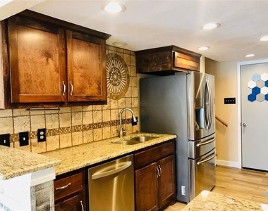 3013 Carolyn Court - Photo Thumbnail 7
