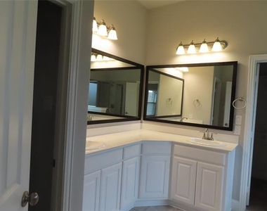 426 Oleander Drive - Photo Thumbnail 12