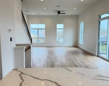 2203 Hondo Avenue - Photo Thumbnail 7