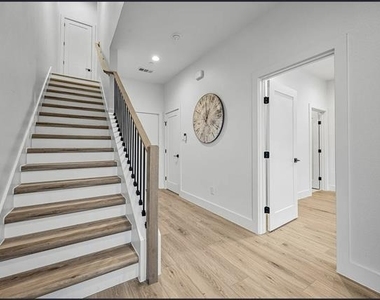 2203 Hondo Avenue - Photo Thumbnail 12