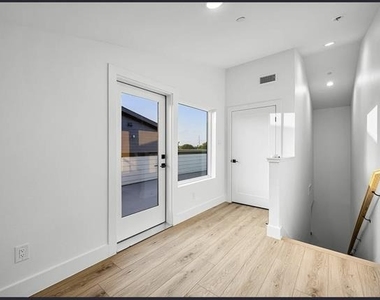 2203 Hondo Avenue - Photo Thumbnail 14