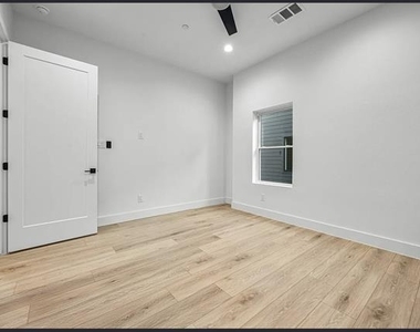 2203 Hondo Avenue - Photo Thumbnail 10