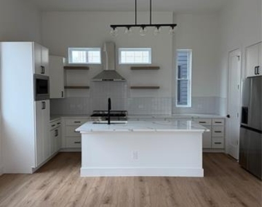 2203 Hondo Avenue - Photo Thumbnail 5