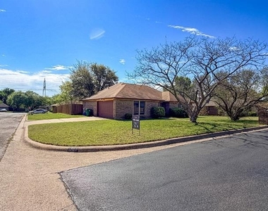 701 Daniels Drive - Photo Thumbnail 2