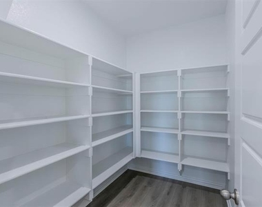 3300 Riverlawn Drive - Photo Thumbnail 7