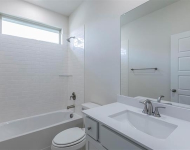 3300 Riverlawn Drive - Photo Thumbnail 15