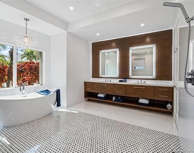 2941 Lake Drive - Photo Thumbnail 10