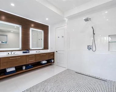 2941 Lake Drive - Photo Thumbnail 11